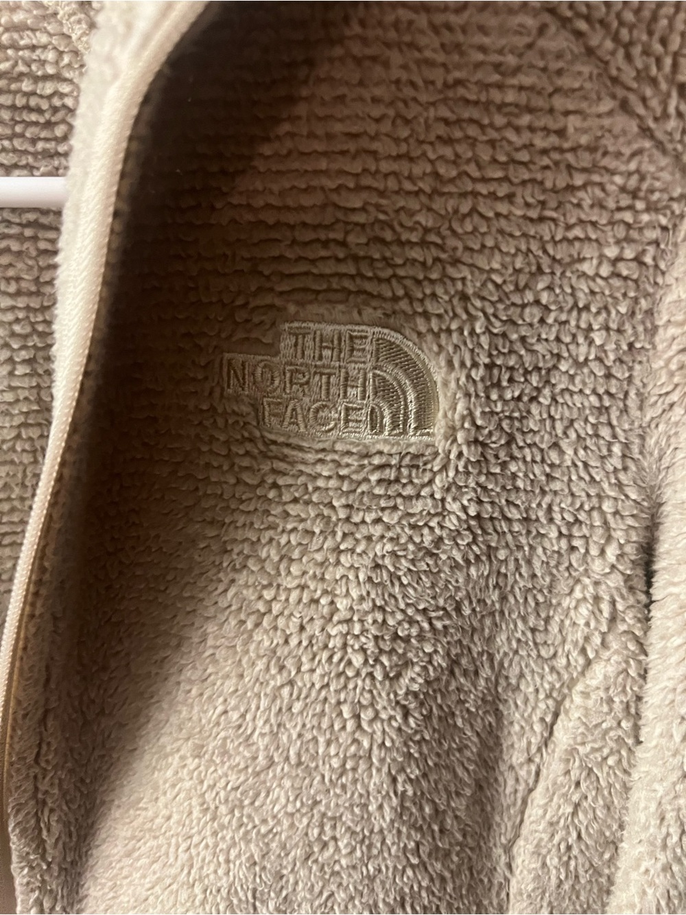 The North Face Cream Sherpa Fleece Jacket with Logo Tag - Picture 2 of 4